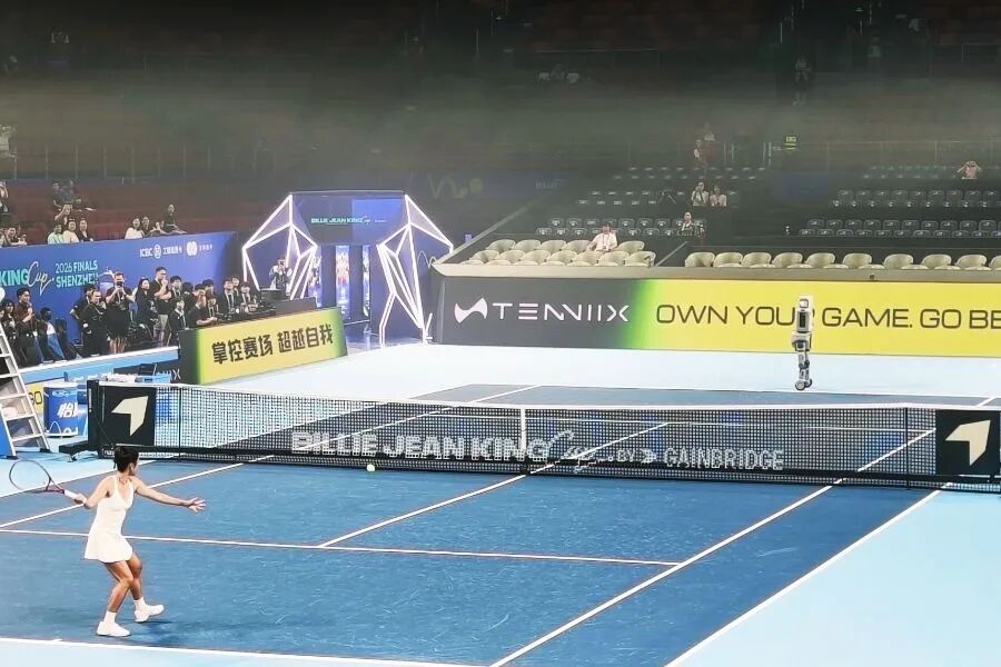 王蔷与Tenniix ULTRA MAX对打